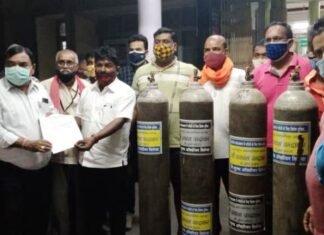 पालिका अध्यक्ष प्रकाश चंद्राकर ने स्वास्थ्य विभाग को 20 नग आक्सीजन सिलेंडर सौपा पालिका अध्यक्ष प्रकाश चंद्राकर ने स्वास्थ्य विभाग को 20 नग आक्सीजन सिलेंडर सौपा