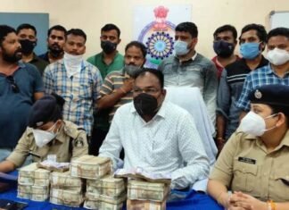 जुआ एक्ट मामले में सबसे बडी कार्यवाही महासमुंद पुलिस ने की 41 लाख के साथ 11 लोग पकड़ाए जुआ एक्ट मामले में सबसे बडी कार्यवाही महासमुंद पुलिस ने की 41 लाख के साथ 11 लोग पकड़ाए