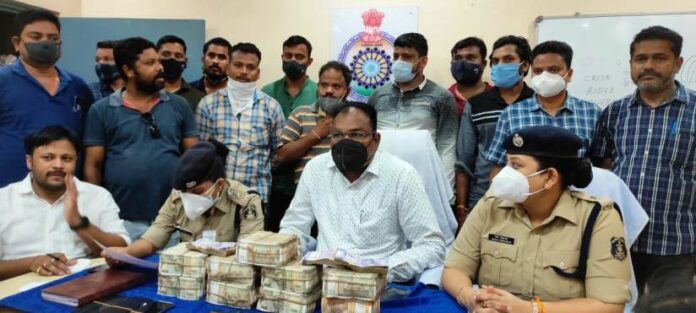 जुआ एक्ट मामले में सबसे बडी कार्यवाही महासमुंद पुलिस ने की 41 लाख के साथ 11 लोग पकड़ाए