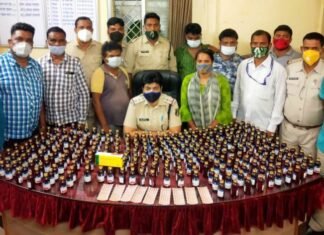 लाखों रुपये का प्रतिबंधित कफ़ सिरप एवं टेबलेट समेत तीन तस्करों को पुलिस ने पकड़ा लाखों रुपये का प्रतिबंधित कफ़ सिरप एवं टेबलेट समेत तीन तस्करों को पुलिस ने पकड़ा