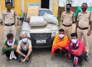 50 किलो गांजा की तस्करी करते हुए 03 युवक पकडाए जिसमे से एक पत्रकार भी है शामिल 50 किलो गांजा की तस्करी करते हुए 03 युवक पकडाए जिसमे से एक पत्रकार भी शामिल