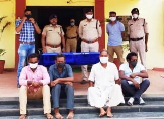 हीरा की तस्करी करते चार आरोपी को बसना पुलिस ने किया गिरफ्तार हीरा की तस्करी करते चार आरोपी को बसना पुलिस ने किया गिरफ्तार