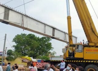 ओवरब्रिज में चढ़ाए गए तीन गर्डर,तीन घंटे के लिए ब्लाॅक की मिली अनुमति ओवरब्रिज में चढ़ाए गए तीन गर्डर,तीन घंटे के लिए ब्लाॅक की मिली अनुमति