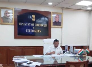 केंद्र सरकार ने किसानों के हित में उर्वरक सब्सीडी बढ़ाने का लिया फैसला-उर्वरक मंत्री गौड़ा केंद्र सरकार ने किसानों के हित में उर्वरक सब्सिडी बढ़ाने का लिया फैसला-उर्वरक मंत्री गौड़ा