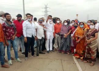 धरसीवां विधायक के नेतृत्व में बिलासपुर रिंग रोड पर किया चक्का जाम धरसीवां विधायक के नेतृत्व में बिलासपुर रिंग रोड पर किया चक्का जाम