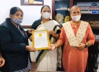 महिला बाल विकास मंत्री को सौंपा सामूहिक विवाह के वर्ल्ड रिकार्ड का प्रमाण पत्र महिला बाल विकास मंत्री को सौंपा सामूहिक विवाह के वर्ल्ड रिकार्ड का प्रमाण पत्र