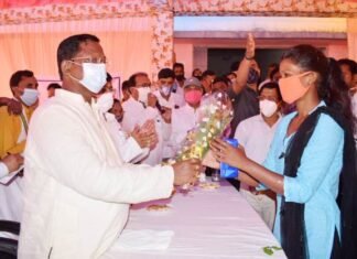 तीन अंतर्राष्ट्रीय बास्केटबॉल खिलाड़ियों को 25-25 हजार की आर्थिक सहायता तीन अंतर्राष्ट्रीय बास्केटबॉल खिलाड़ियों को 25-25 हजार की आर्थिक सहायता