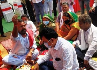 नगर की सूरत बदलने वाली सीसी रोड का किया भूमि पूजन संसदीय सचिव यादव ने संसदीय सचिव यादव द्वारा नगर की सूरत बदलने वाली सीसी रोड का किया भूमि पूजन