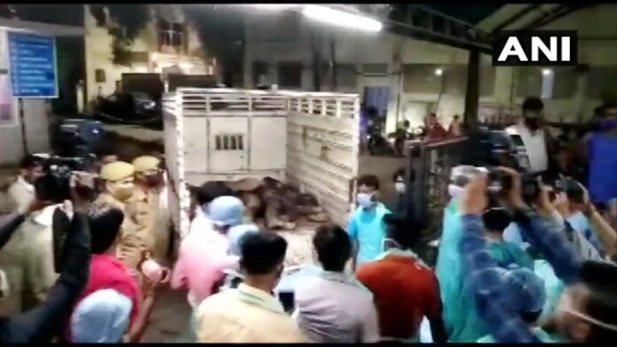 कानपुर के सचेंडी इलाके में एक वातानुकुलित बस व् आटो की टक्कर में 17 लोगों मौत
