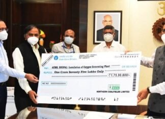 कोल इंडिया द्वारा 10 करोड़ का चेक भेंट किया CM चौहान को कोल इंडिया द्वारा 10 करोड़ का चेक भेंट किया CM चौहान को