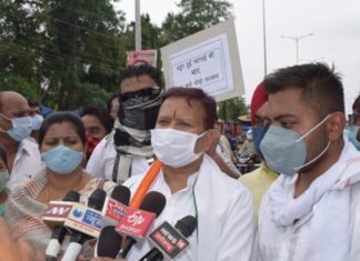 महंगाई को लेकर केंद्र सरकार के खिलाफ कांग्रेस ने किया प्रदर्शन व् साधा निशाना महंगाई को लेकर केंद्र सरकार के खिलाफ कांग्रेस ने किया प्रदर्शन व् साधा निशाना