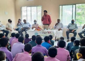 आश्रम में पल रहे मासूमों के चेहरे पर झलकी खुशियां ! कपड़े व पाठ्य सामग्री पाकर आश्रम में पल रहे मासूमों के चेहरे पर झलकी खुशियां ! कपड़े व पाठ्य सामग्री पाकर