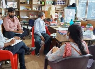 खाद-दवाई दुकानों में गड़बड़ी पाए जाने पर दो दुकानदारों को थमाई गई नोटिस खाद-दवाई दुकानों में गड़बड़ी पाए जाने पर दो दुकानदारों को थमाई गई नोटिस