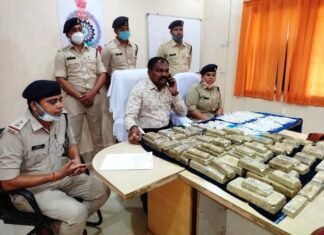 लगभग 236 किलो कच्चा चांदी व् 8 किलो चांदी के आभूषण सहित दो व्यक्ति गिरफ्तार लगभग 236 किलो कच्चा चांदी व् 8 किलो चांदी के आभूषण सहित दो व्यक्ति गिरफ्तार