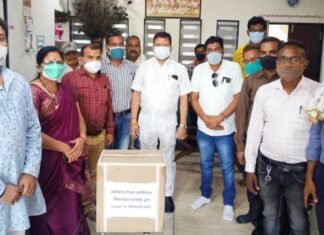 टीचर एसोसिएशन ने संसदीय सचिव को सौंपी आक्सीजन कंसट्रेटर मशीन टीचर एसोसिएशन ने संसदीय सचिव को सौंपी आक्सीजन कंसट्रेटर मशीन