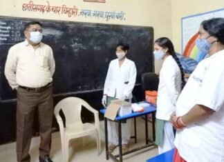 कलेक्टर सिंह ने शहर के टीका केंद्रों का लिया जायज़ा व् लोगों से की बातचीत कलेक्टर सिंह ने शहर के टीका केंद्रों का लिया जायज़ा व् लोगों से की बातचीत