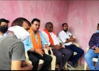 भाजपा नेताओं ने अठारहगुड़ी के ग्रामीणों से चर्चा कर सरकार के कार्यों का हिसाब जाना भाजपा नेताओं ने ग्रामीणों से चर्चा कर सरकार के कार्यों का हिसाब जाना