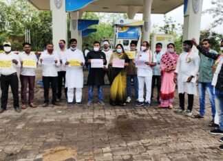 बढ़ती महंगाई को लेकर धरसींवा विधायक अनिता योगेंद्र शर्मा के नेतृत्व में धरना प्रदर्शन बढ़ती महंगाई को लेकर धरसींवा विधायक अनिता योगेंद्र शर्मा के नेतृत्व में धरना प्रदर्शन