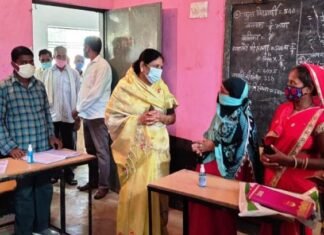 धरसीवां विधायक ने वैक्सिनेशन सेन्टरों का किया निरीक्षण व् दी मानवता का परिचय धरसीवां विधायक ने वैक्सिनेशन सेन्टरों का किया निरीक्षण व् दी मानवता का परिचय