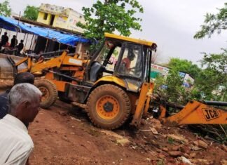 तुमगांव क्षेत्र में वर्षो से किए गए अतिक्रमण को नगर पंचायत ने हटाया तुमगांव क्षेत्र में वर्षो से किए गए अतिक्रमण को नगर पंचायत ने हटाया
