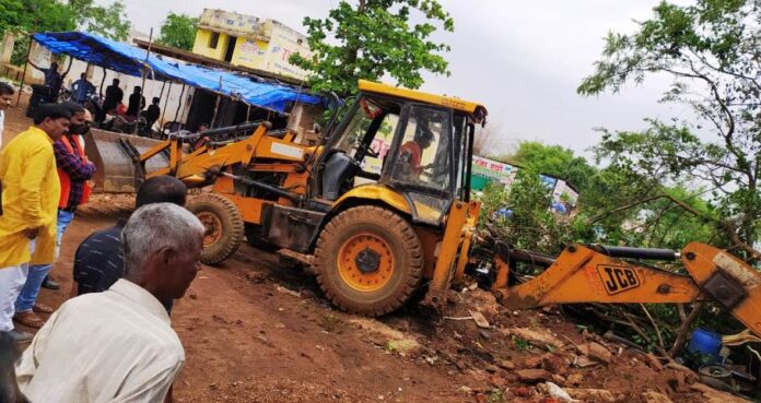 तुमगांव क्षेत्र में वर्षो से किए गए अतिक्रमण को नगर पंचायत ने हटाया