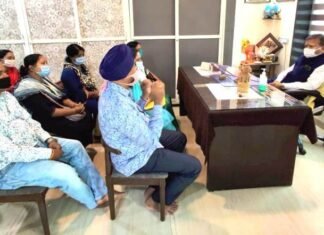 दुर्व्यवहार करने वाले RMA की शिकायत कर्मचारियों ने की संसदीय सचिव से कर्मचारियों ने की दुर्व्यवहार करने वाले आरएमए की शिकायत
