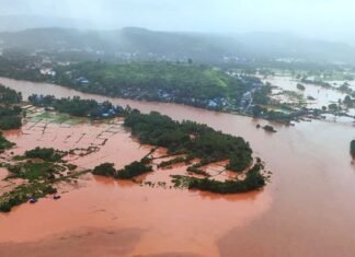 भुस्ख्नल होने से महाराष्ट्र रायगढ़ के तलाई गांव में 35 लोगों की गई जान भुस्ख्नल होने से महाराष्ट्र रायगढ़ के तलाई गांव में 35 लोगों की गई जान