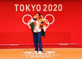 भारत के लिए पहला रजत पदक जीतने वाली वेटलिफ्टर चानू का भव्य स्वागत भारत के लिए पहला रजत पदक जीतने वाली वेटलिफ्टर चानू का भव्य स्वागत