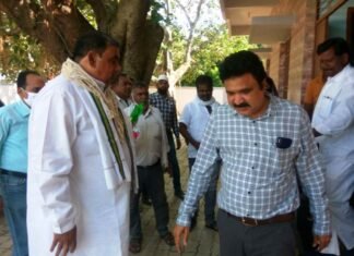 महेंद्र चन्द्राकर के उपाध्यक्ष बनने पर द्वरिकाधीश समेत कांग्रेस नेताओं ने दी बधाई महेंद्र चन्द्राकर के उपाध्यक्ष बनने पर द्वरिकाधीश समेत कांग्रेस नेताओं ने दी बधाई