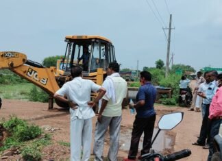 सिमगा में हटाए गए अवैध विकास,अवैध प्लॉटिंग के खिलाफ अभियान अवैध प्लॉटिंग के खिलाफ अभियान:- सिमगा में हटाए गए अवैध विकास