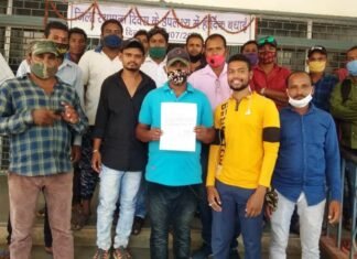 मूर्तिकार कल्याण संघ द्वारा मूर्ति बनाने की अनुमति प्रदान करने के लिए सौपा ज्ञापन मूर्तिकार कल्याण संघ द्वारा मूर्ति बनाने की अनुमति प्रदान करने के लिए सौपा ज्ञापन