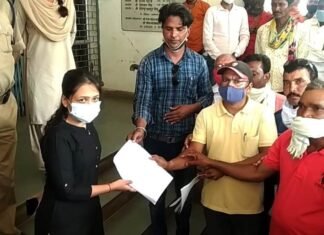 निर्माणाधीन हेचरी फ़ार्म पर रोक लगाने के लिए ग्रामीण हुए लामबंद,सौपा ज्ञापन कलेक्टर को निर्माणाधीन हैचरी फार्म पर रोक लगाने के लिए ग्रामीण हुए लामबंद,सौपा ज्ञापन