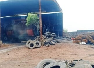 बिरकोनी में टायर से तेल बनाने वाली फैक्ट्री से हुआ गैस का रिसाव,4 श्रमिक झुलसे बिरकोनी में टायर से तेल बनाने वाली फैक्ट्री से हुआ गैस का रिसाव 4 श्रमिक झुलसे