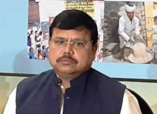 MP के ऊर्जा मंत्री ने सीढ़ी पर चढ़कर किया ट्रांसफार्मर का मेंटेनेंस MP के ऊर्जा मंत्री ने सीढ़ी पर चढ़कर किया ट्रांसफार्मर का मेंटेनेंस