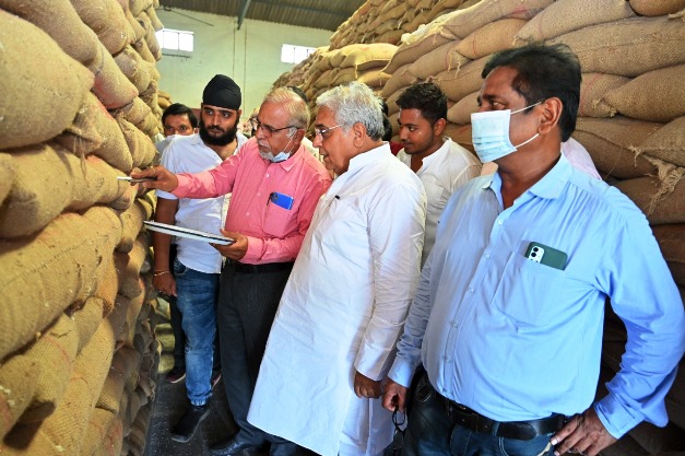 छत्तीसगढ़ राज्य भंडारगृह निगम के अध्यक्ष ने गोदामों का किया निरीक्षण