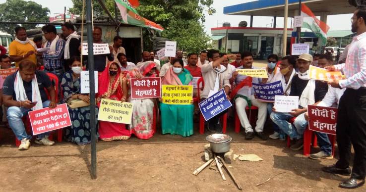 महंगाई के खिलाफ पेट्रोल पंप पर धरना प्रदर्शन में सम्मिलित हुई धरसीवा विधायक
