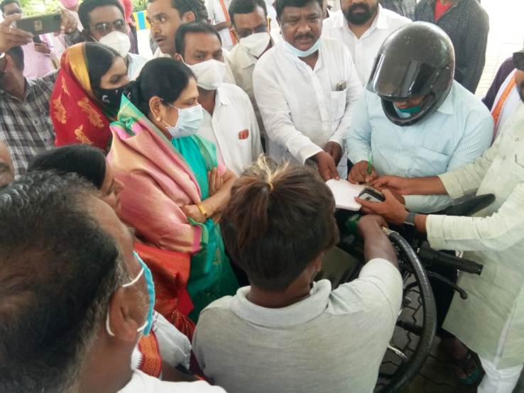महंगाई के खिलाफ पेट्रोल पंप पर धरना प्रदर्शन में सम्मिलित हुई धरसीवा विधायक