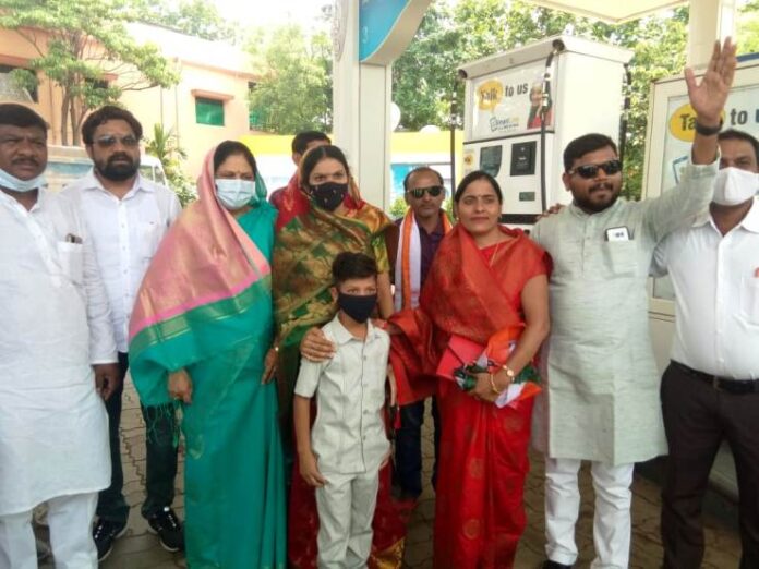 महंगाई के खिलाफ पेट्रोल पंप पर धरना प्रदर्शन में सम्मिलित हुई धरसीवा विधायक