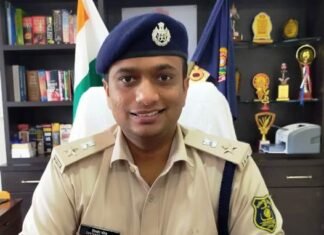 युवा IPS दिव्यांग पटेल ने संभाली जिले की कमान,फरियादी को मिलेगा विशेष महत्व युवा IPS दिव्यांग पटेल ने संभाली जिले की कमान,फरियादी को मिलेगा विशेष महत्व