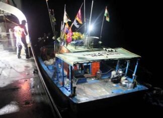 आईएनएस ऐरावत ने सालेथ मथ II जहाज के सात सदस्यों को बचाया आईएनएस ऐरावत ने सालेथ मथ II जहाज के सात सदस्यों को बचाया