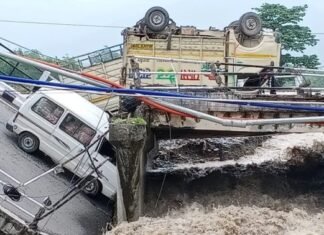 रानीपोखरी-ऋषिकेश राजमार्ग पर पुल का एक हिस्सा ढहा,मार्ग अवरुद्ध रानीपोखरी-ऋषिकेश राजमार्ग पर पुल का एक हिस्सा ढहा,मार्ग अवरुद्ध