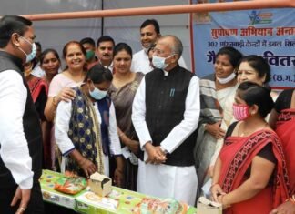 गृह एवं जिला प्रभारी मंत्री ने गैस सिलेंडर और चूल्हा आगनबाड़ी केन्द्रों को सौंपे
