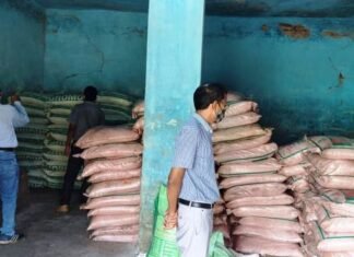 खाद दुकानों में छापा,560 बोरी यूरिया बरामद,दो दुकानदारों को शो काॅज नोटिस खाद दुकानों में छापा,560 बोरी यूरिया बरामद,दो दुकानदारों को शो काॅज नोटिस