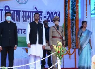 उच्च शिक्षा मंत्री उमेश पटेल ने ध्वजारोहण कर परेड की ली सलामी उच्च शिक्षा मंत्री उमेश पटेल ने ध्वजारोहण कर परेड की ली सलामी