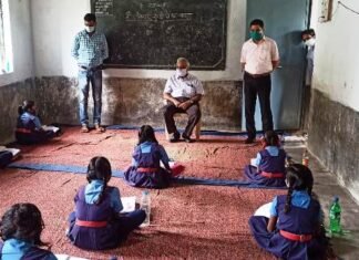 शिक्षा विभाग के प्रमुख सचिव डॉ शुक्ला द्वारा स्कूलों का निरीक्षण, बच्चों की ली क्लास शिक्षा विभाग के प्रमुख सचिव डॉ शुक्ला द्वारा स्कूलों का निरीक्षण, बच्चों की ली क्लास