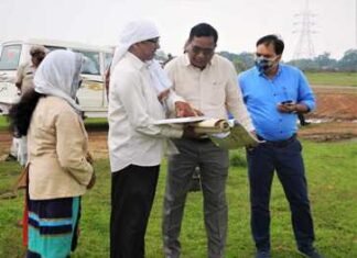 गिरदावरी का काम का निरीक्षण करने खेतों में पहुँचें कलेक्टर सिंह गिरदावरी का काम का निरीक्षण करने खेतों में पहुँचें कलेक्टर सिंह