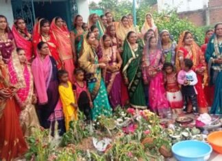 हलषष्ठी पर्व पर माताओं ने संतानों की दीर्घायु व् सफलता के लिये रखा व्रत हलषष्ठी पर्व पर माताओं ने संतानों की दीर्घायु व् सफलता के लिये रखा उपवास