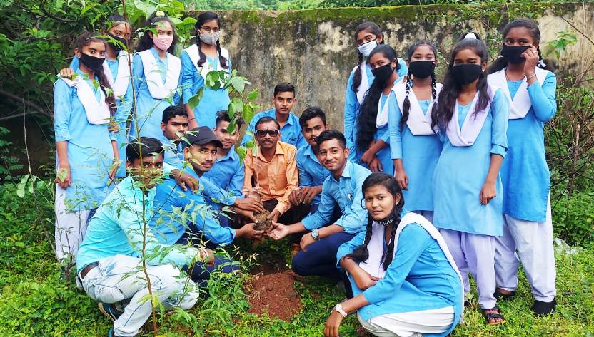 शाला परिसर में रोपीत पौधों को बचाने वाले छात्र -छात्रायें होगें सम्मानित :-
