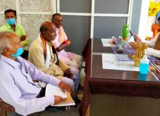 कोसम नाला पर पुल बनाने की मांग को लेकर प्रतिनिधिमंडल संसदीय सचिव से मिला कोसम नाला पर पुल बनाने की मांग को लेकर प्रतिनिधिमंडल संसदीय सचिव से मिला