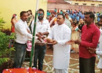 भारत माँ की जयघोष के साथ फहराए गए विभिन्न स्थानों पर तिरंगा झंडा भारत माँ की जयघोष के साथ फहराए गए विभिन्न स्थानों पर तिरंगा झंडा